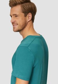 s.Oliver MIT LOGO UND V-AUSSCHNITT - T-Shirt basic - petrol