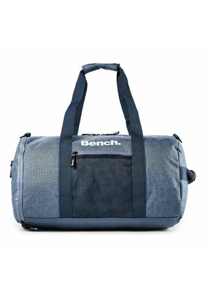 Sac duffel Bench bleu et gris avec poche avant en mesh noir, deux poignées bleu foncé et fermetures éclair sur fond blanc.