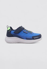 Sneaker blu e blu navy con etichetta impermeabile, tomaia in mesh testurizzato e dettagli verdi. Presenta una fascia con chiusura a strappo e una suola bianca spessa.