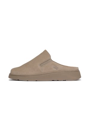 Mule tipo slip-on con parte superior de ante beige, suela acolchada y paneles laterales elásticos para facilitar su uso y ofrecer comodidad.