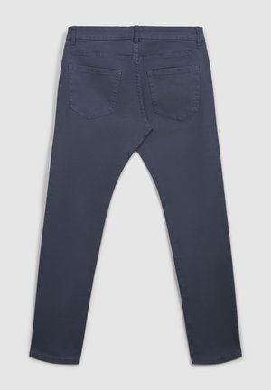 Pantaloni blu navy con una texture liscia, design a cinque tasche e passanti per cintura. Le tasche posteriori hanno una forma rombica e sono cucite in modo sottile.