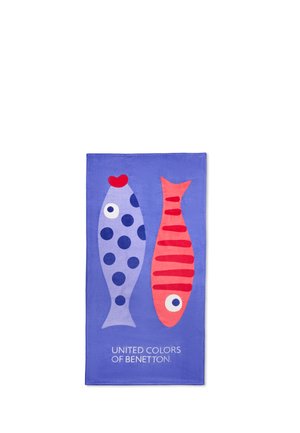 Blauw rechthoekig stof met twee gestileerde vissen in paars met blauwe vlekken en oranje met rode strepen, gelabeld United Colors of Benetton.