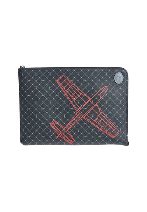 Zwart gevoerd etui met een rood vliegtuigontwerp op een gestructureerd materiaal, voorzien van een diamantpatroon en een ronde logo-accent.