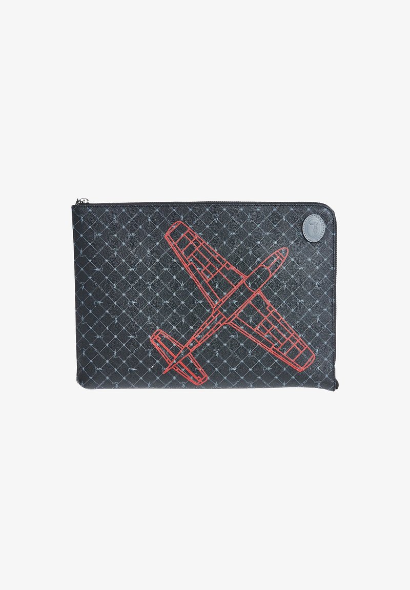 Pochette noire zippée présentant un motif d'avion rouge sur un matériau texturé, avec un motif en losange et un accent de logo circulaire.