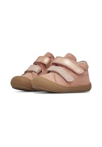 Zapatos de ante rosa claro con suelas de goma beige, que presentan dos correas de velcro y una correa de acento texturizada para un detalle adicional.