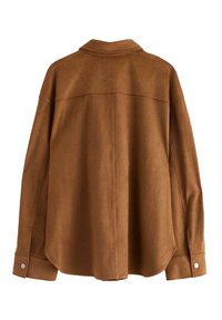 Camicia marrone in suede con vestibilità morbida, colletto a punta, maniche lunghe e polsini con bottone. Texture liscia e design minimale.