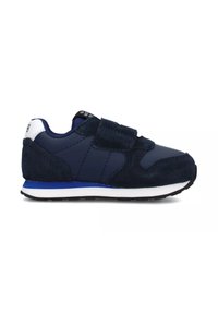 Sneaker blu navy con strap in velcro, caratterizzato da una combinazione di materiali lisci e testurizzati, suola intermedia bianca e suola esterna in gomma nera.