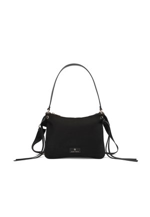 Bolso de hombro negro con un asa única, correas laterales ajustables, cierre con cremallera y una pequeña placa metálica con el logo en la parte frontal.