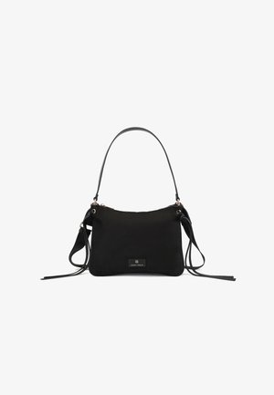 Borsa a tracolla nera con una maniglia singola, cinghie laterali regolabili, chiusura con cerniera e una piccola targhetta metallica con logo frontale.