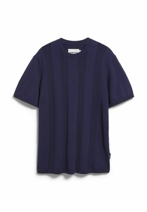 Korte mouwen navyblauwe gebreide trui met verticale geribbelde patronen en een ronde halslijn, afgebeeld tegen een witte achtergrond.