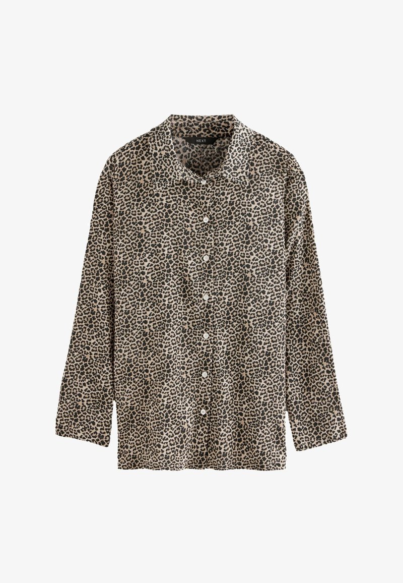 Garām piedurknēm ar pogām aiztaisāma krekla ar bēša un melna leoparda raksta rakstu un smailu apkakli.