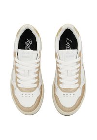 Sneakers bianchi con accenti dorati, caratterizzati da una tomaia in pelle liscia, lati testurizzati, punta rotonda e tradizionale chiusura con lacci.