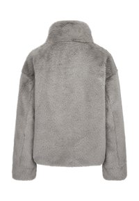 Graue Kunstfelljacke mit hohem Kragen, weicher Textur und langen Ärmeln; zeichnet sich durch eine lockere, kastige Silhouette aus.