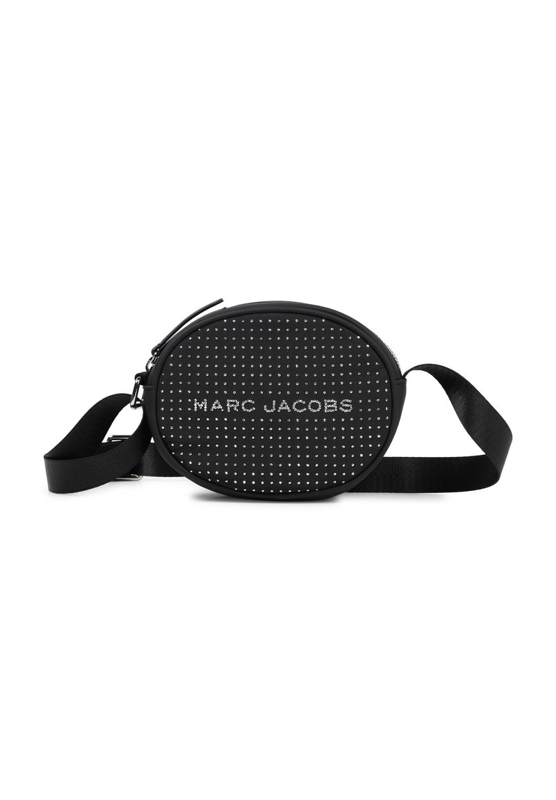 Borsa circolare nera con superficie testurizzata e borchie argentate. Tracolla regolabile, chiusura a zip e logo "MARC JACOBS" in evidenza.