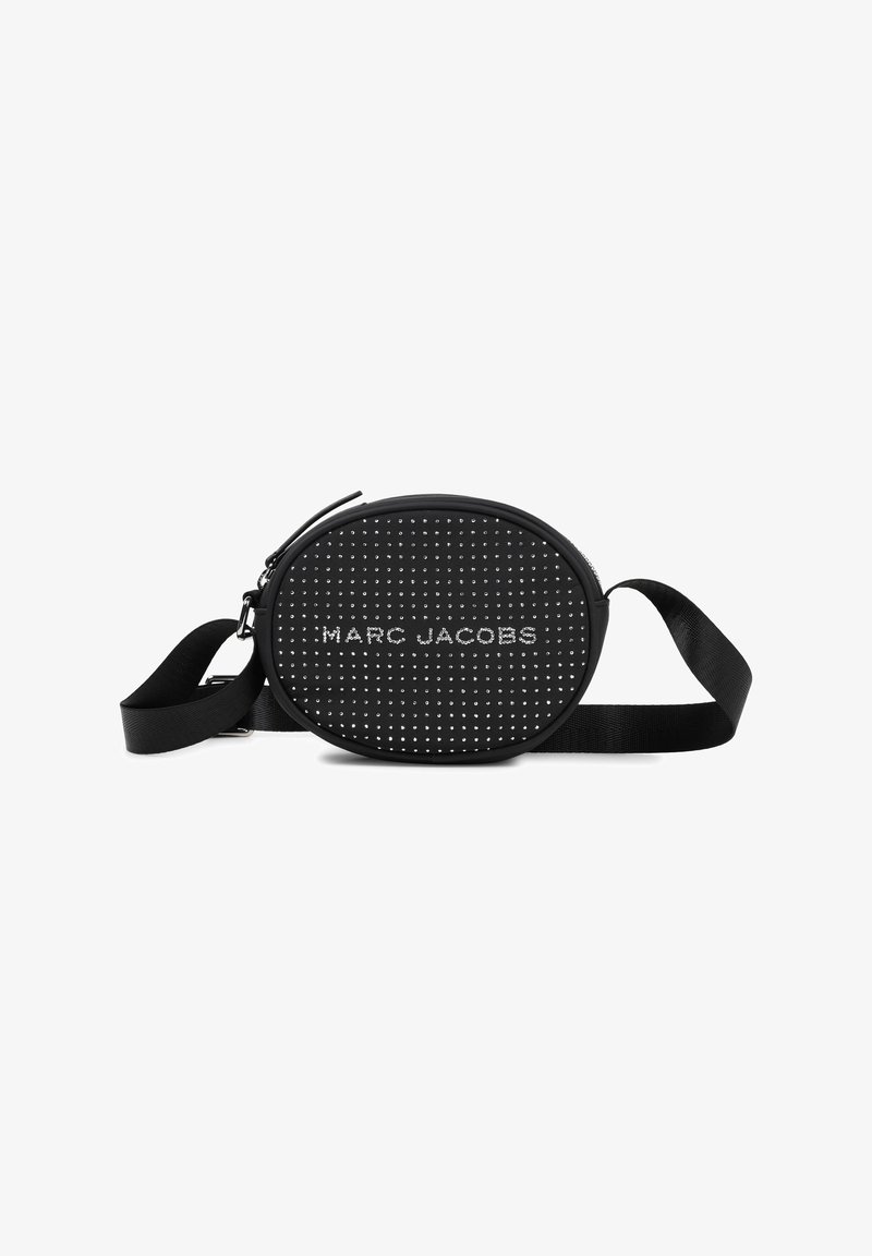 Borsa circolare nera con superficie testurizzata e borchie argentate. Tracolla regolabile, chiusura a zip e logo "MARC JACOBS" in evidenza.