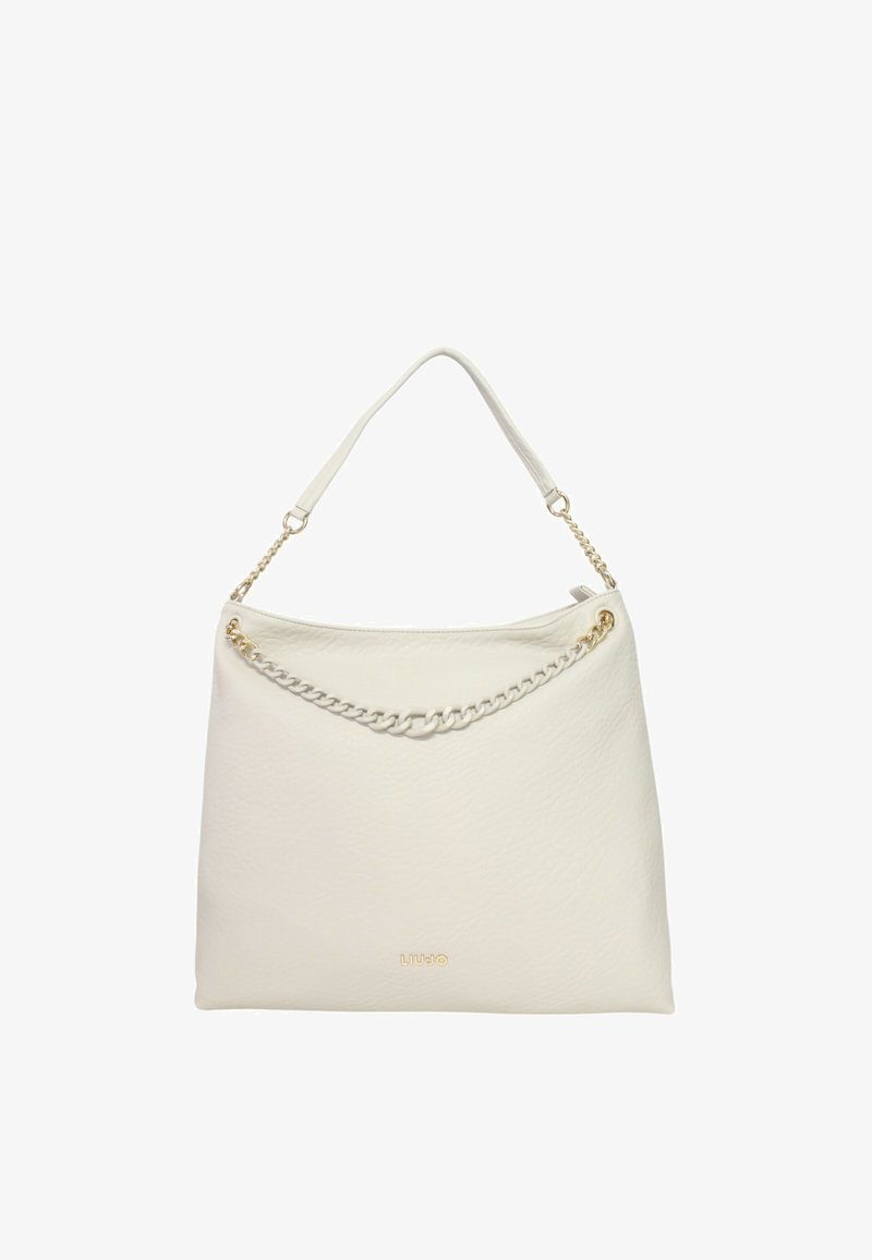 Borsa bianca in pelle con una finitura testurizzata, caratterizzata da un accento in catena dorata sulla parte superiore e una lunga tracolla per il trasporto.