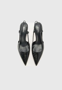 Scarpe slingback nere con punta appuntita e finitura lucida TEXTURIZZATA. Presentano una strap sottile alla caviglia e un interno liscio.