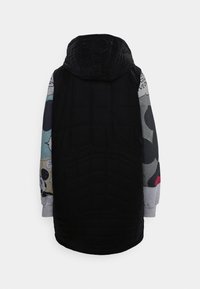 Chaqueta de plumas negra con capucha, con mangas estampadas coloridas en gris, azul y beige, y acentos gráficos notables.