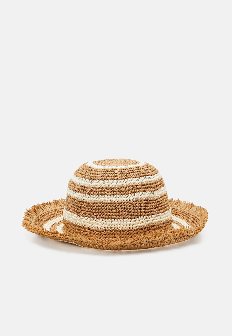 Chapeau en paille tressée à large bord avec des rayures horizontales alternant des couleurs naturelles claires et foncées et des bords effilochés sur le bord.