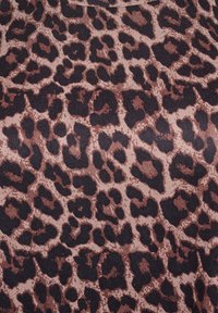 Tessuto animalier con stampa leopardata, caratterizzato da una mescolanza di macchie marrone scuro e nere su uno sfondo marrone chiaro, con una superficie dal design testurizzato.