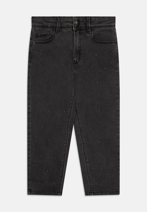 Jeans de denim preto com um design cropped, apresentando aplicações de strass espalhadas pelo tecido. Estilo clássico de cinco bolsos.