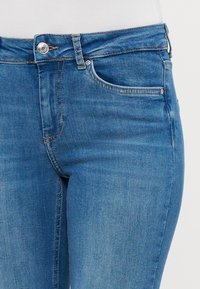 ONLY Tall ONLBLUSH MID - Platėjantys džinsai - medium blue denim