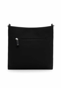 Svart nylonaxelväska med en platt design, som har en dragkedja i framfickan och silverfärgade detaljer. Slät textur och minimalistisk stil.