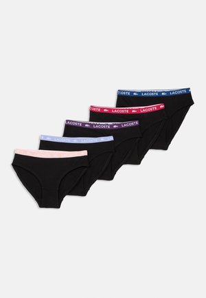 Set di sei paia di slip neri in cotone, con bande elastiche colorate nei toni rosa, blu, rosso e viola, ciascuna con il logo Lacoste.