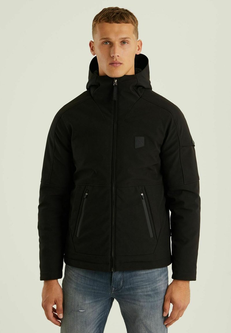 Juoda zip-up striukė su kapišonu, dviejų priekinėmis kišenėmis, lygia tekstūra ir subtiliu logotipu viršutiniame kairiajame krūtinės kampe.