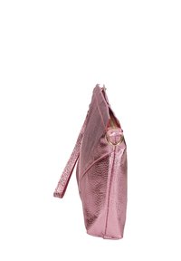 Borsa a mano strutturata in tessuto metallico rosa, con chiusura a zip e tracolla removibile. Presenta un accento in hardware dorato.