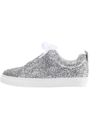 Lavtop sneaker dækket af sølvglimmer med hvid gummisål og hvide båndsnørebånd, sidevisning.