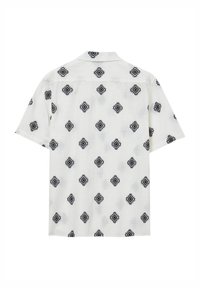 Camicia a maniche corte realizzata in tessuto bianco con un motivo testurizzato di forme a diamante nere distribuite uniformemente sulla superficie.