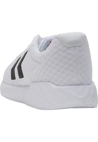 Białe buty sportowe z siateczkową cholewką, teksturowanym wzorem i czarnymi akcentami. Podeszwa jest gruba z falistym wzornictwem.