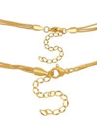 Collana d'oro con catene intrecciate, superfici testurizzate, un gancio a moschettone e un design allungato con anelli lisci e rotondi.