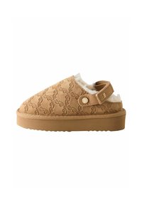 Beige Wildleder Slipper mit Verzierungen, einem gepolsterten Innenteil und einem Klettverschluss. Verfügt über eine dicke Gummisohle und ein Blumenmuster.