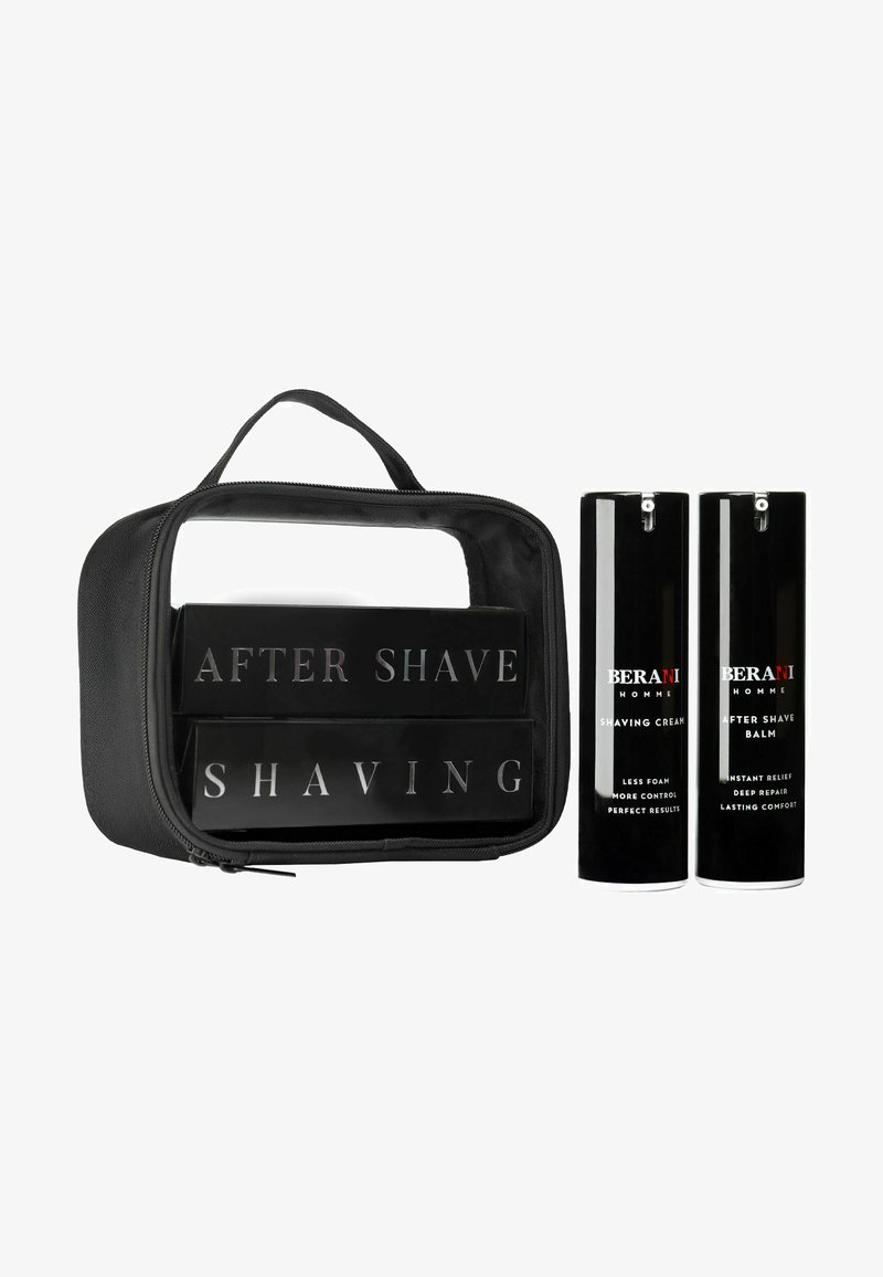 Czarna torba podróżna z przezroczystym oknem, zawierająca dwie czarne butelki z kremem do golenia i balsamem po goleniu z srebrnym napisem.
