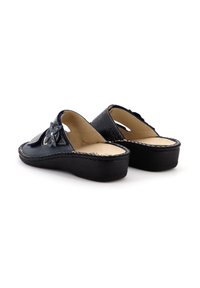 Scarpe blu in pelle con calzata slip-on, con un retro nero testurizzato, in evidenza un accento floreale, una soletta imbottita e una suola a piattaforma bassa.