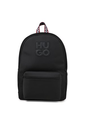 Sac à dos noir en tissu lisse, arborant un logo "HUGO" en relief audacieux, une poche zippée à l'avant et une poignée supérieure rembourrée.