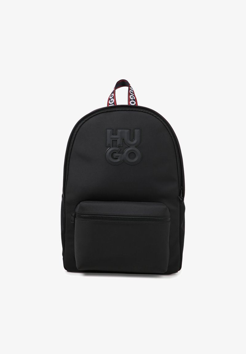 Sac à dos noir en tissu lisse, arborant un logo "HUGO" en relief audacieux, une poche zippée à l'avant et une poignée supérieure rembourrée.