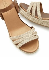 LASCANA Kõrge kontsaga sandaalid - beige camelfarben