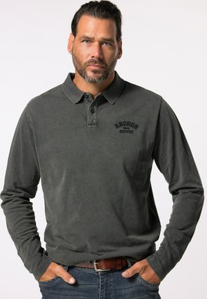 Dunkelgraues langärmliges Poloshirt mit Kragen, ausgestattet mit einem bestickten Logo auf der Vorderseite. Der Stoff wirkt weich und hat eine strukturierte Oberfläche.