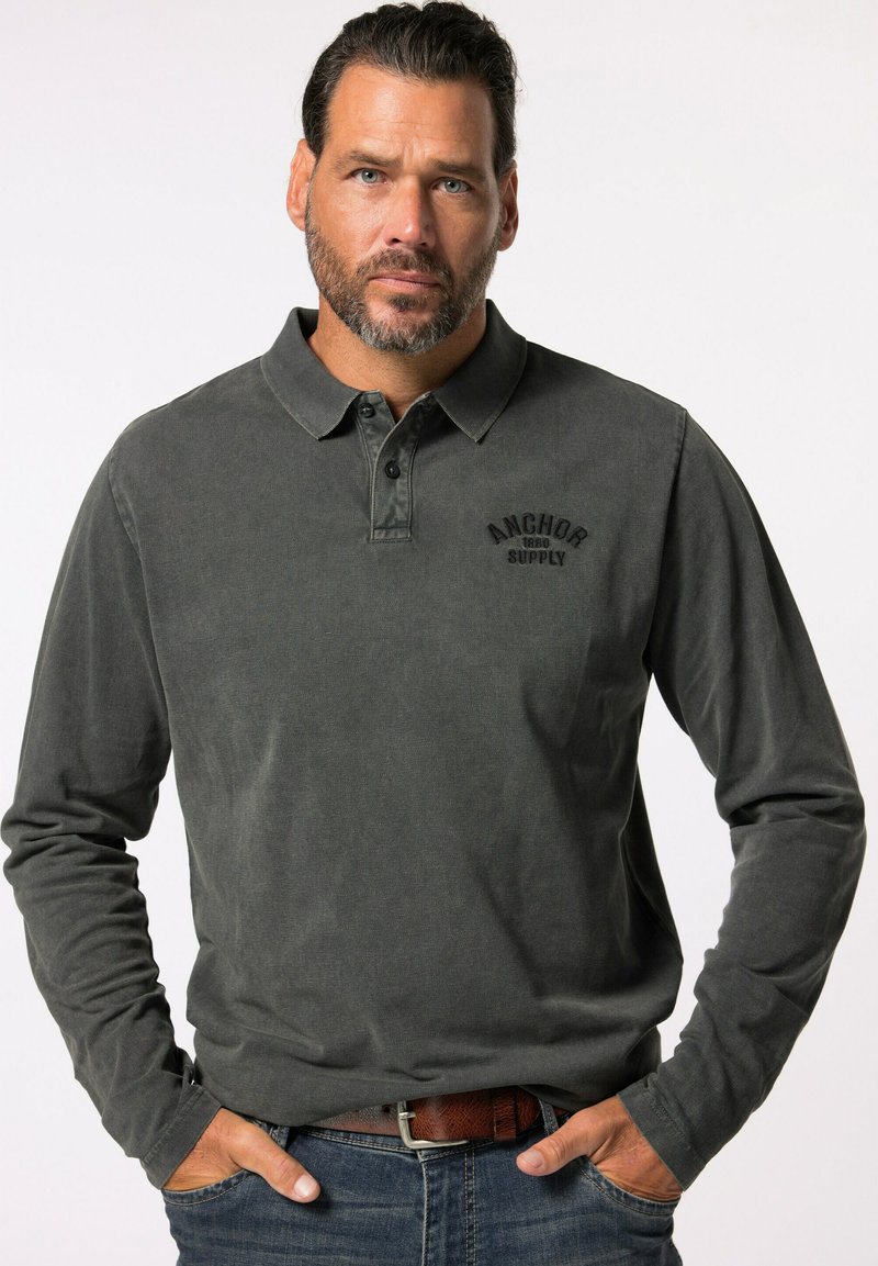 Donkergrijze poloshirt met lange mouwen en een kraag, voorzien van een geborduurd logo aan de voorkant. De stof lijkt zacht met een gemêleerde afwerking.