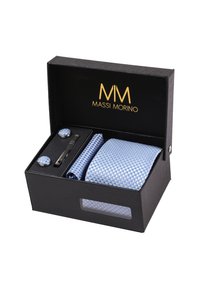 Set regalo composto da una cravatta a righe blu chiaro, gemelli abbinati con accenti blu e un fermacravatta, il tutto in una scatola nera con logo dorato.
