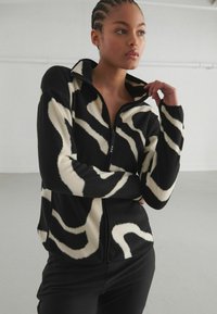 Next REGULAR FIT czarny