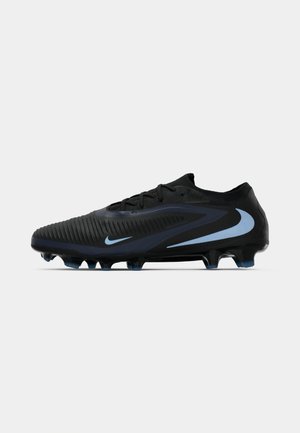 Černé atletické kopačky na fotbal s texturovaným svrškem, s modrým logem Nike, zavazováním na tkaničky a šesti hroty na podešvi.