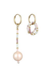 Guld hoops øreringe med en rosa perledrop og assorterede pastel perler. Bemærkelsesværdige detaljer inkluderer skiftende farver og en glat tekstur.