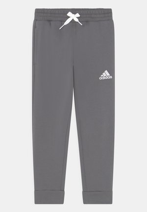 Grijze sweatpants met een elastische tailleband en witte trekkoord. Heeft zijzakken en een wit Adidas-logo op het linkerbeen.