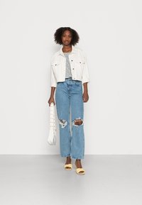 ONLY Blusa - cloud dancer/tinny blossom