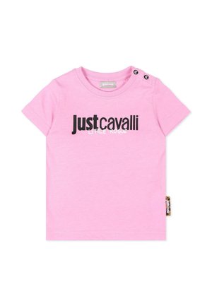 Różowy t-shirt dla malucha z krótkim rękawem z czarnym napisem „Just Cavalli” i białym „Little Rogue”, zatrzaskami na lewym ramieniu oraz boczną metką z logo.