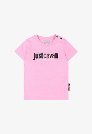 Camiseta rosa de manga corta para niño pequeño con texto negro "Just Cavalli" y blanco "Little Rogue", botones a presión en el hombro izquierdo y etiqueta con el logo en el lateral.